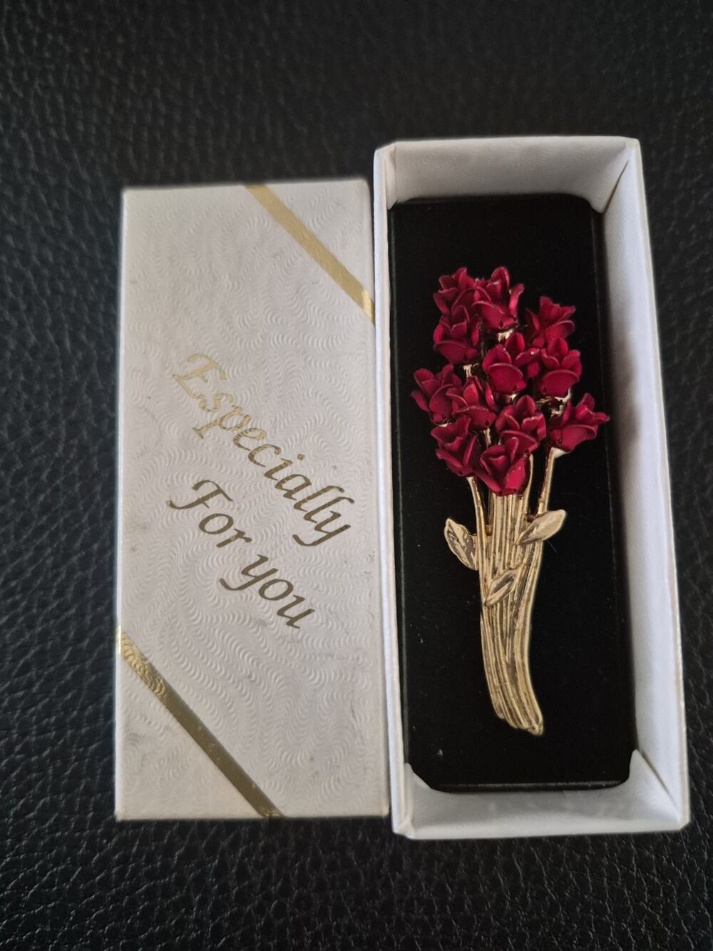 Vintage Dozen Red Roses Pin Brooch Gold Tone 2 1/8" New Gift Boxed